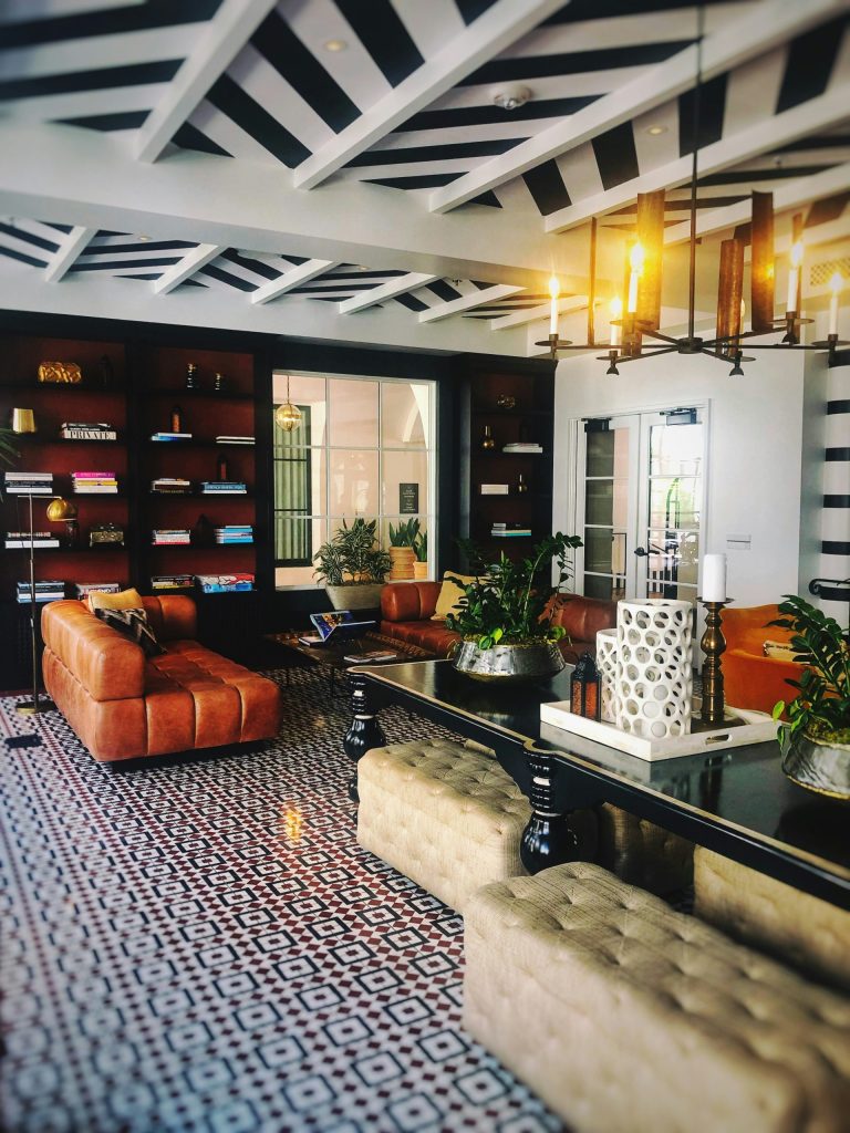 ein Wohnzimmer voller Möbel und einem Kronleuchter